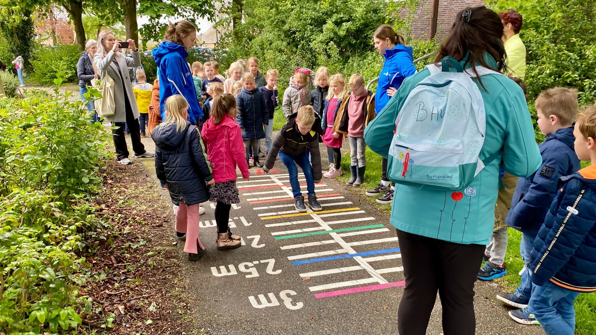 Het beweegpad in Aalten moet kinderen spelenderwijs uitlokken tot meer beweging.