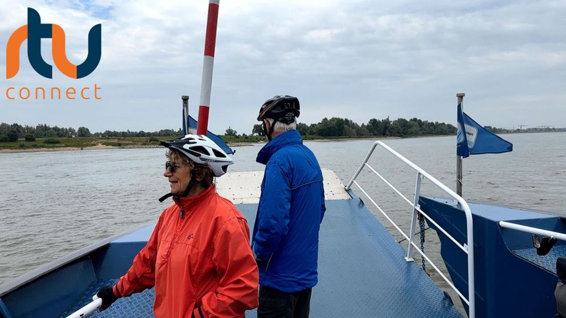 Dit duo maakt gebruikt van de veerdienst om hun route van het Fietserpad te vervolgen