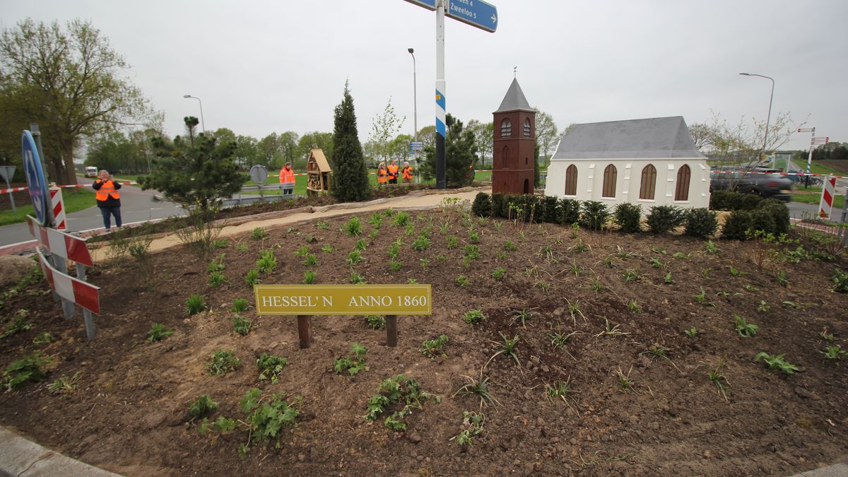 Oosterhesselen heeft een rotonde met een kerk