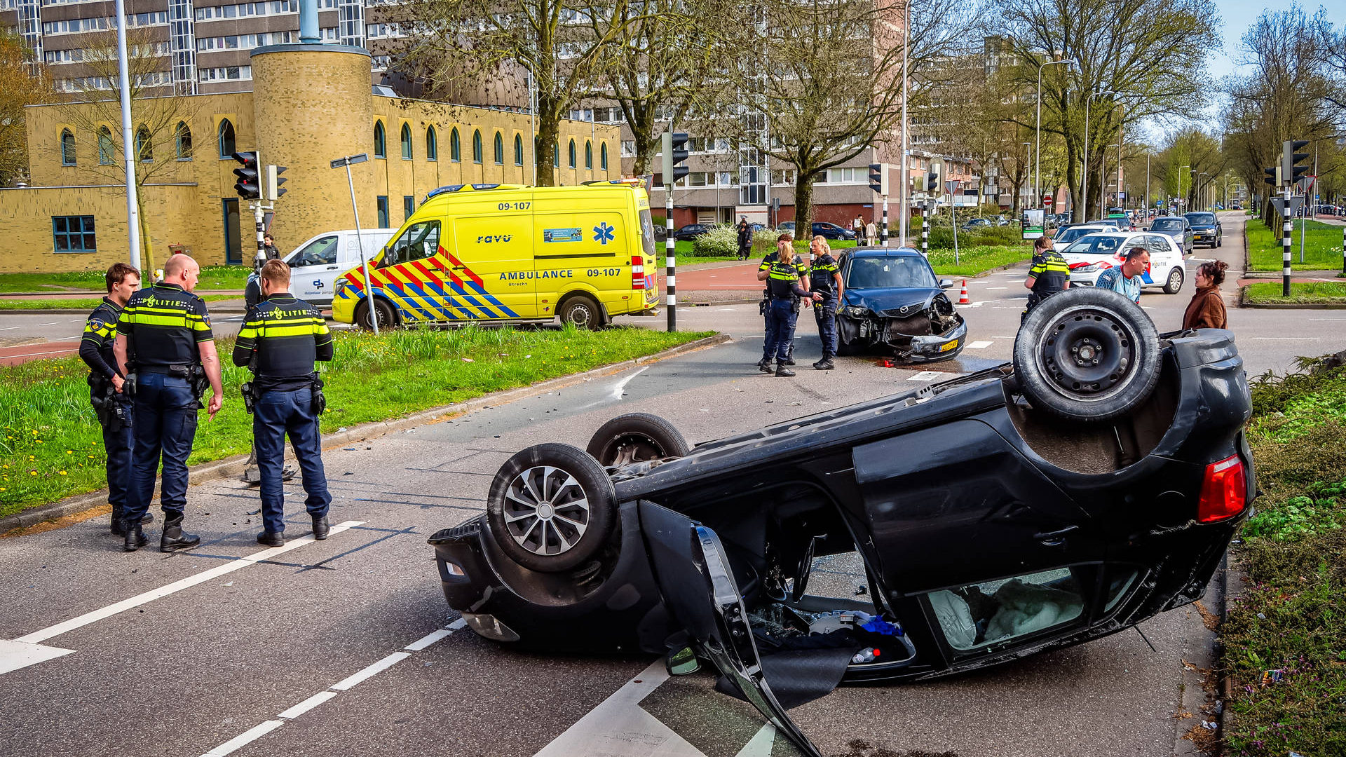 Auto belandt op zijn kop in Overvecht