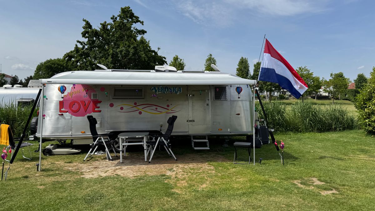 Liefdescaravan uit All You Need is Love duikt op in Roermond