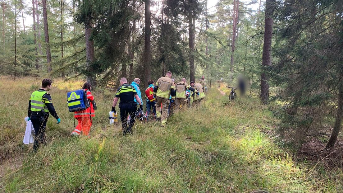 Hulpverleners bos in voor gewonde mountainbiker