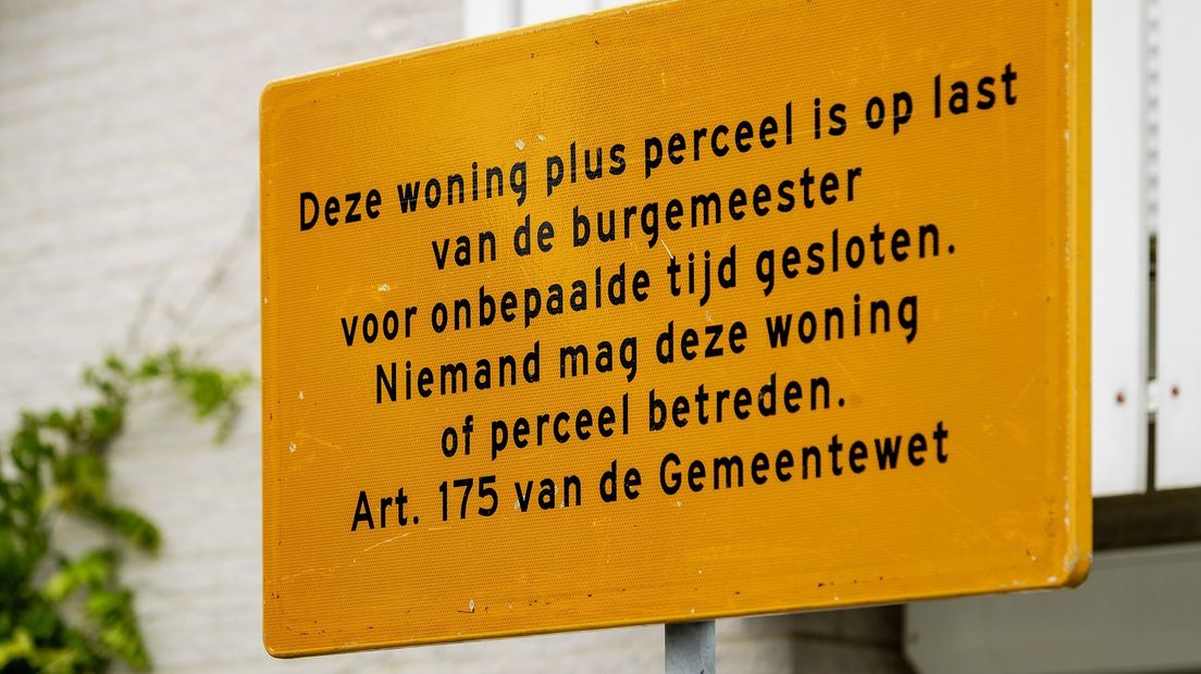 Een bord bij een woning die op last van de gemeente is gesloten.