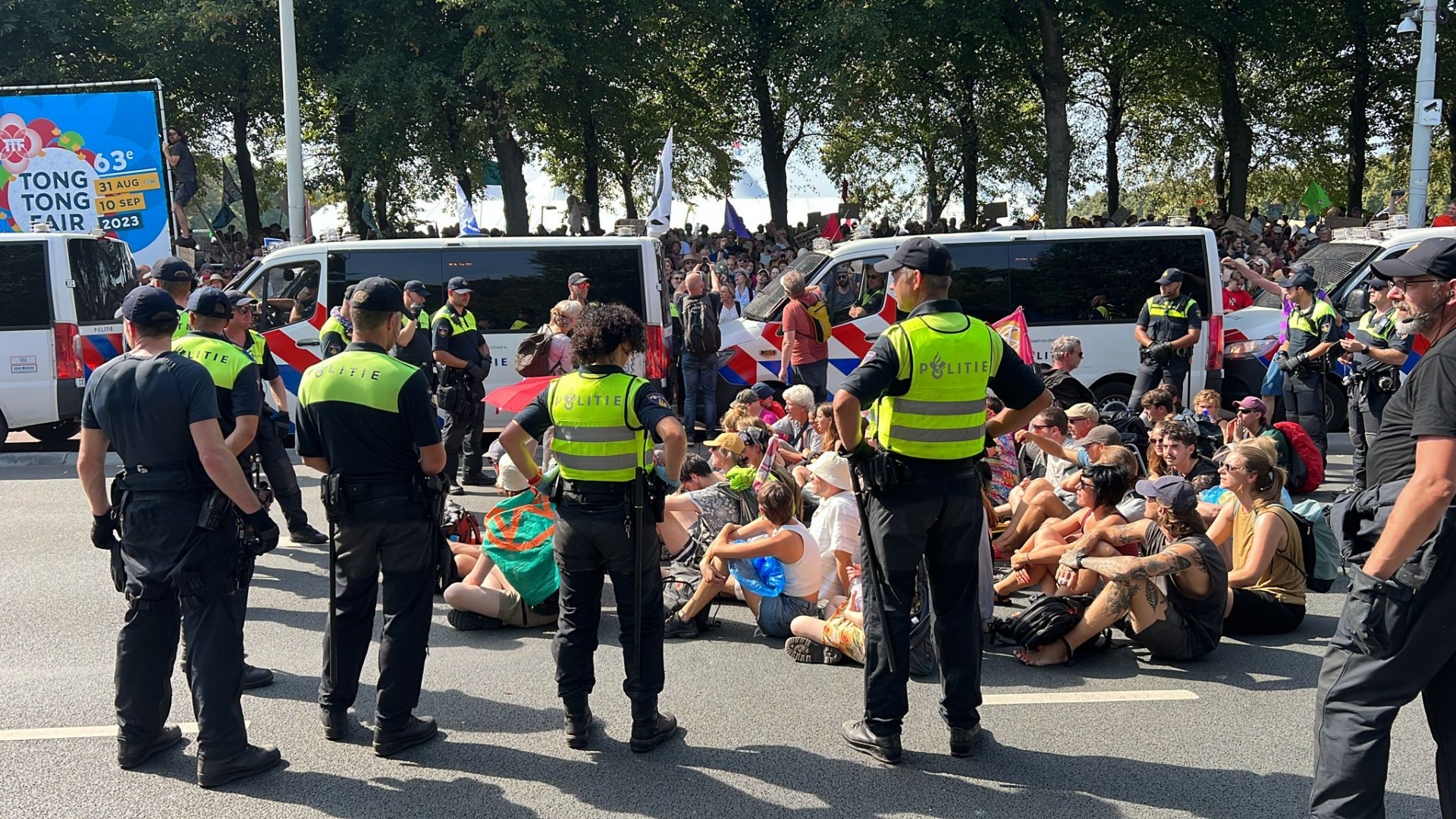 Lees Hier Terug Hoe Klimaatdemonstratie Op En Rond A12 In Den Haag Van ...