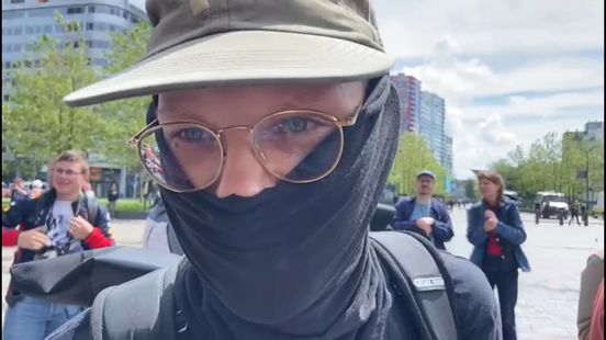 Veel demonstranten dragen gezichtsbedekking.