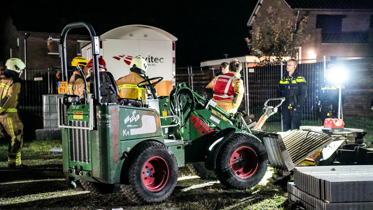 Wakker door geschreeuw: man zit midden in de nacht vast door shovel in Schoonebeek