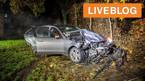 veel schade na harde botsing • elektrische auto vliegt in brand. veel schade na harde botsing • elektrische auto vliegt in brand.