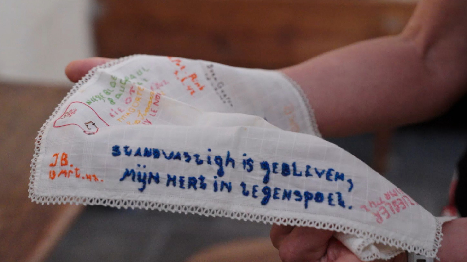 De geborduurde zakdoek van Greet Ziegler bevat namen van medegevangenen en een boodschap uit het Wilhelmus