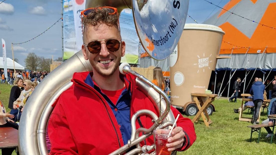 Yori Westerink speelt sousafoon bij De Valleibloazers.