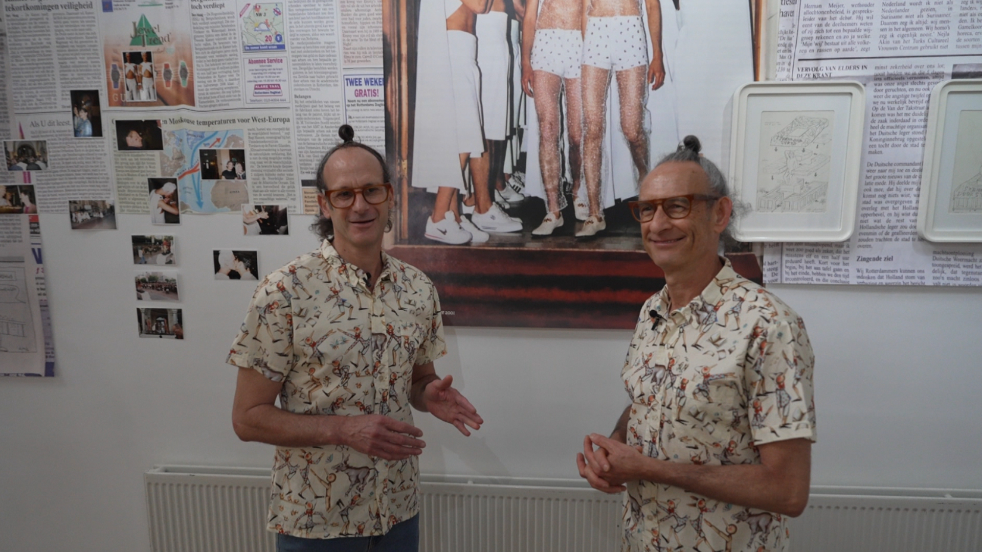 Moti (links) en Gil (rechts) zijn trots op hun tentoonstelling.