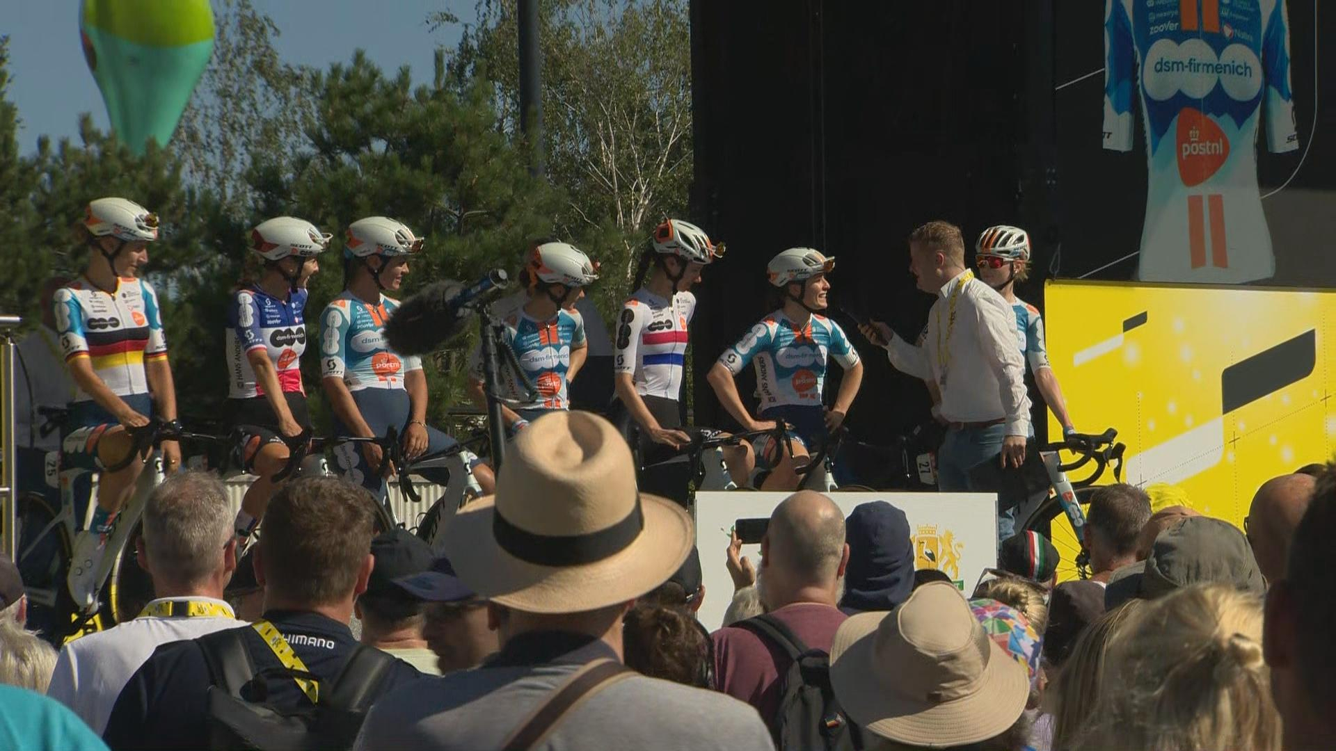 Etappewinnaar Charlotte Kool wordt geïnterviewd tijdens de ploegenpresentatie van de Tour de France Femmes in Rotterdam