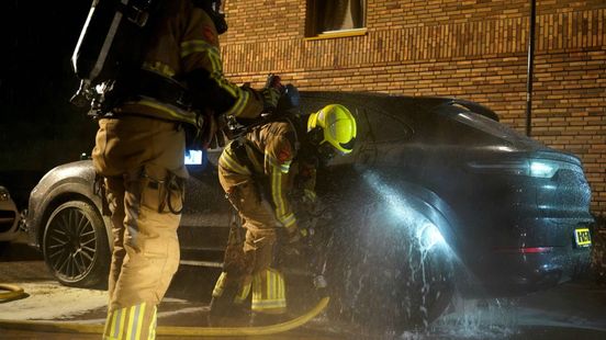 Bewoner voorkomt autobrand • man die vuurwerk gooide de cel in