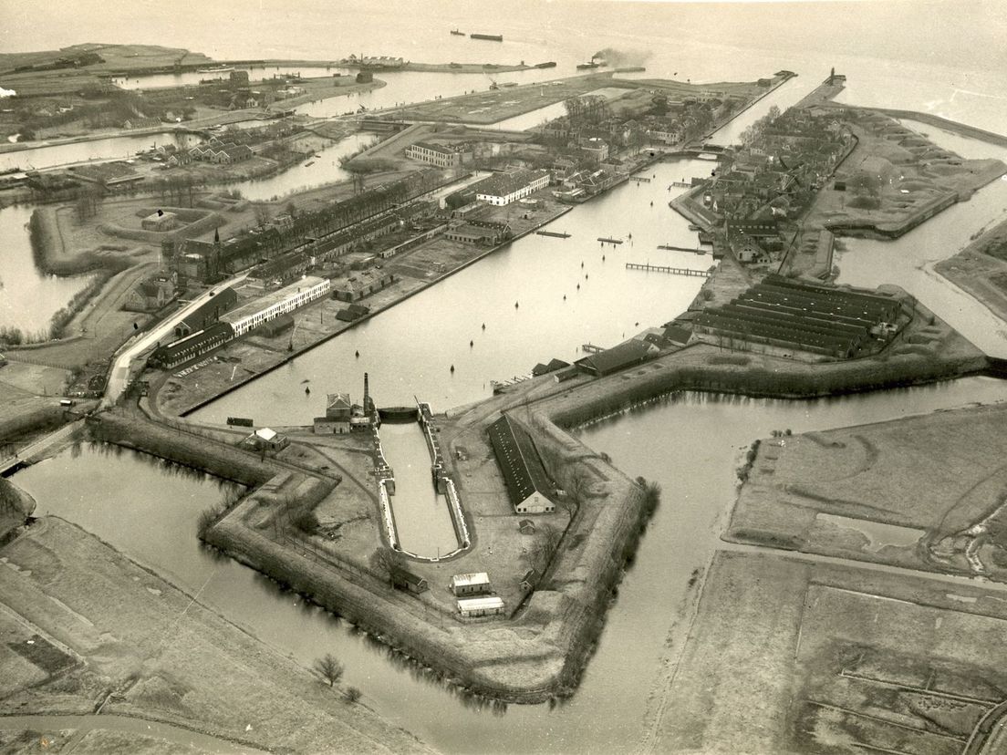 De haven van Hellevoetsluis in 1933