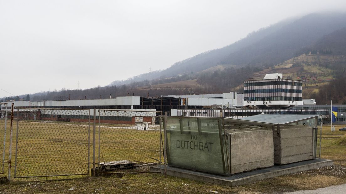 De entree van het kamp van het voormalig hoofdkwartier van Dutchbat in Potocari bij Srebrenica