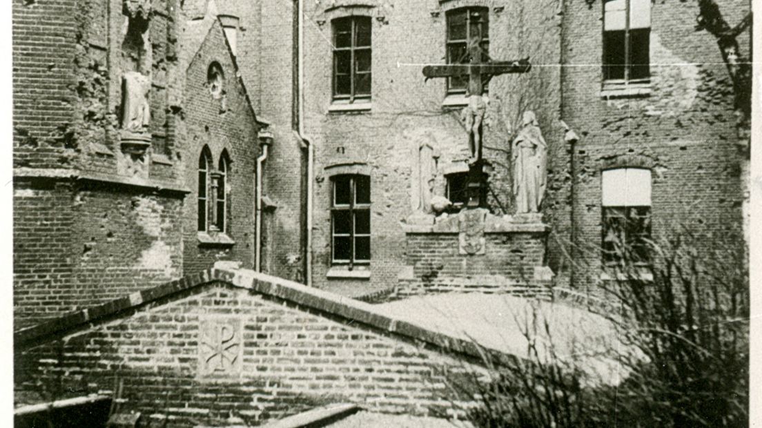 Huissen stroomt in de tweede helft van september 1944 vol met vluchtelingen uit Arnhem. De bevolking is bijna verdubbeld, naast de 6000 Huissenaren denken maar liefst 4000 evacués in de stad een veilig heenkomen gevonden te hebben. Het is er ook veiliger dan in Arnhem, tot 2 oktober 1944, een rampzalige dag voor Huissen. Amerikaanse bommenwerpers storten aan het begin van de middag dood en verderf uit over Huissen en omgeving. 98 mensen komen om het leven.