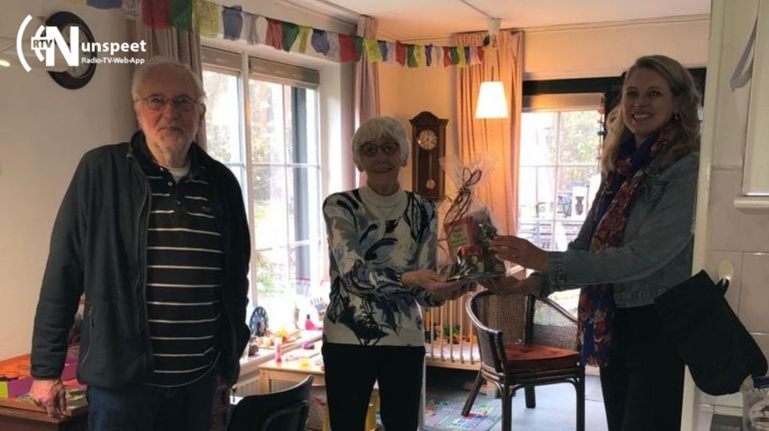 Wethouder Storteboom met de familie Bijtelaar, een van de deelnemers aan het onderzoek.