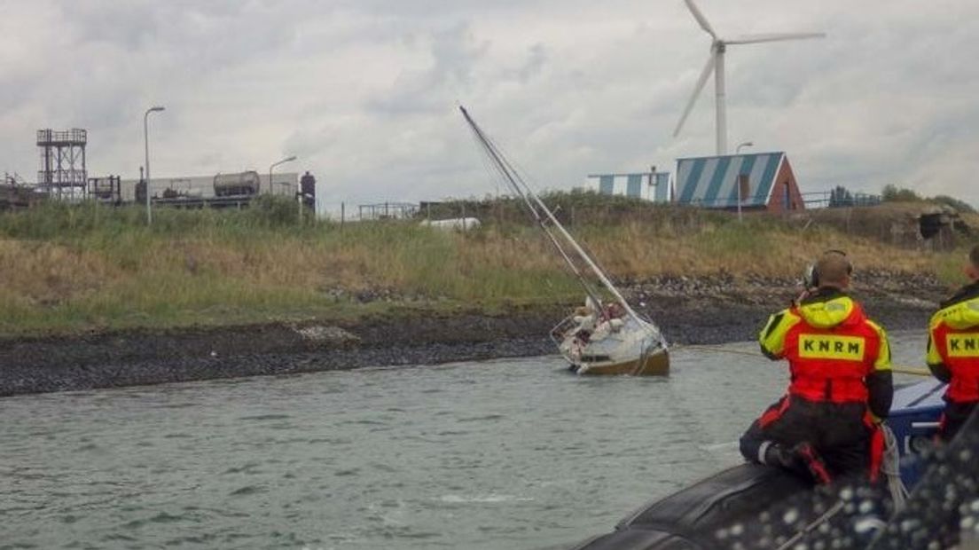 Zeiljachtje vast bij Buitenhaven Vlissingen