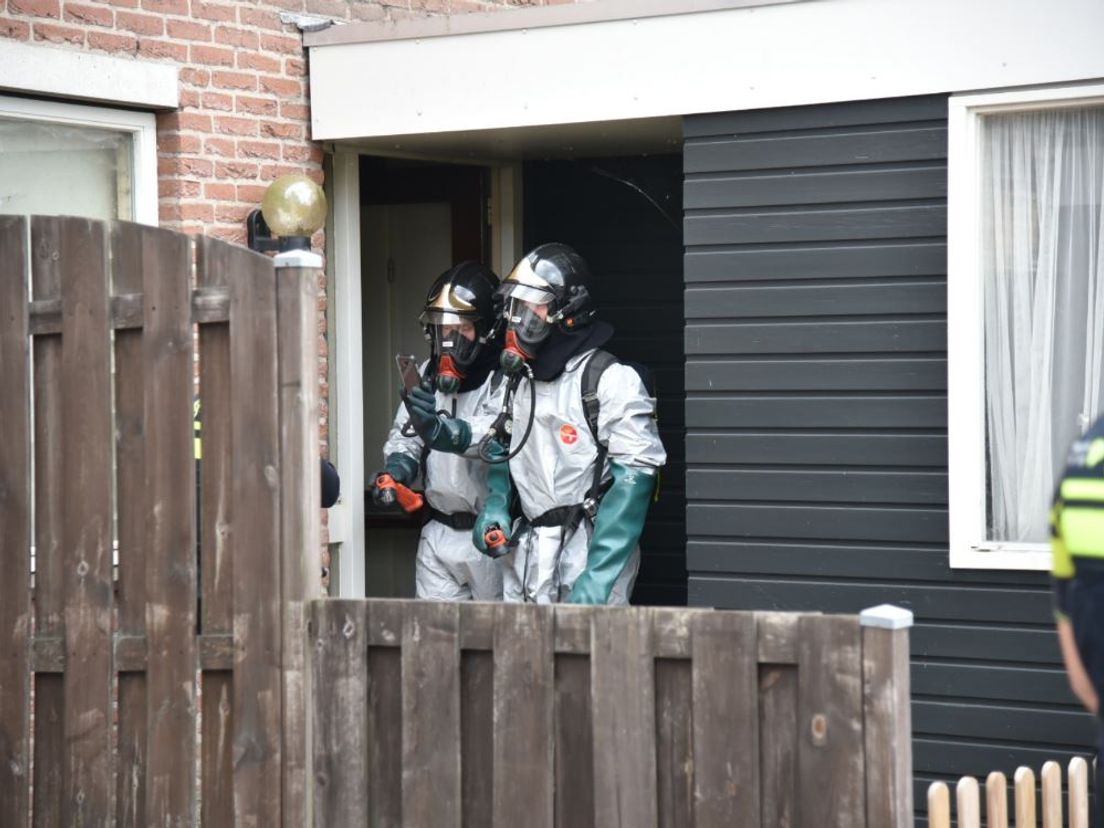 Brandweermannen komen uit de woning aan de Hennepnetel.