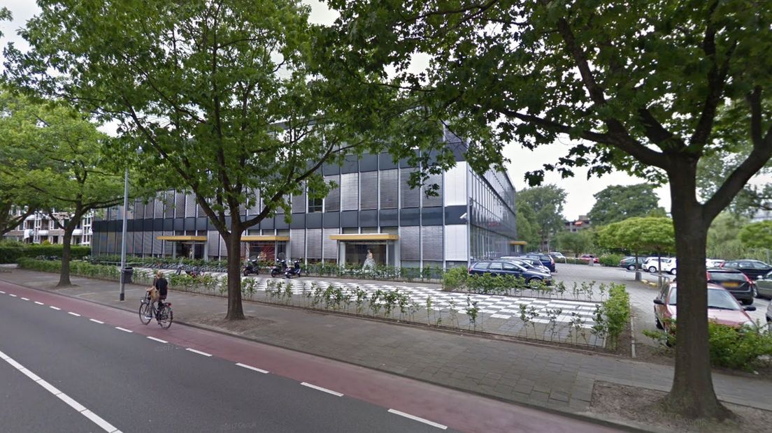 De overval vond plaats op het schoolplein van het Noorderpoort aan de Hora Siccamasingel in Stad.