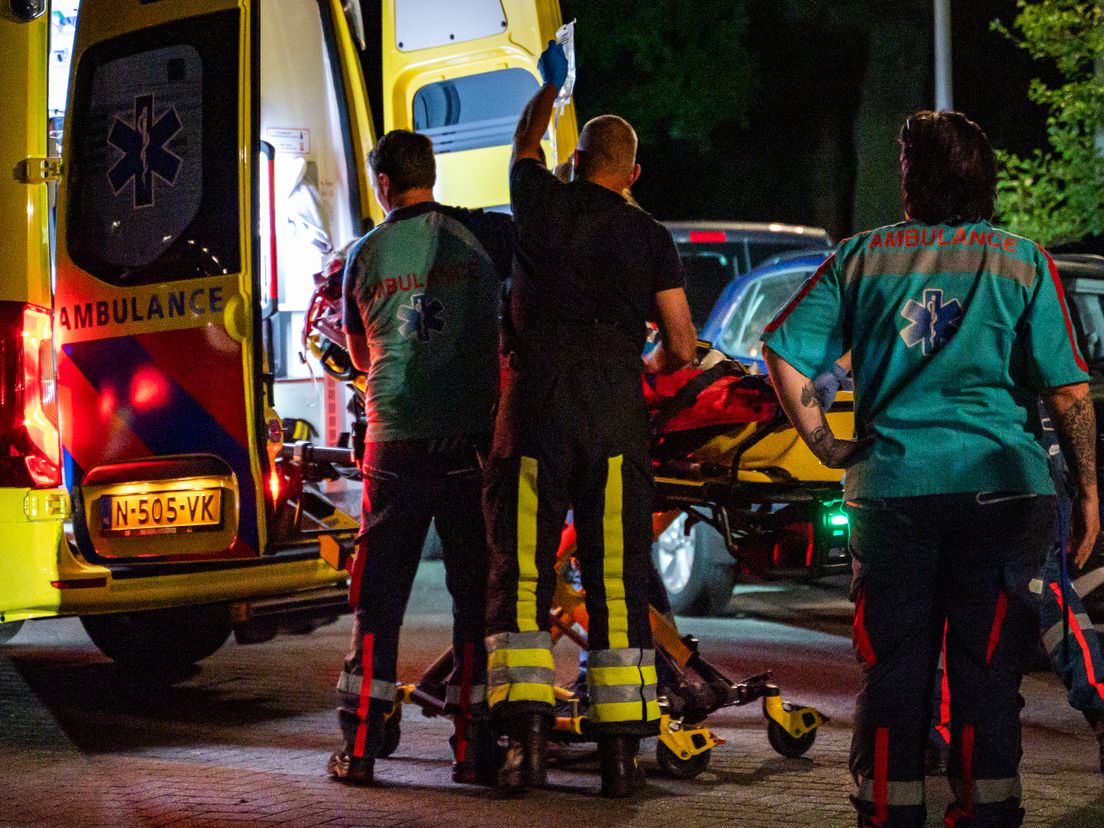 Het slachtoffer wordt in de ambulance gereden en met spoed naar het ziekenhuis gebracht