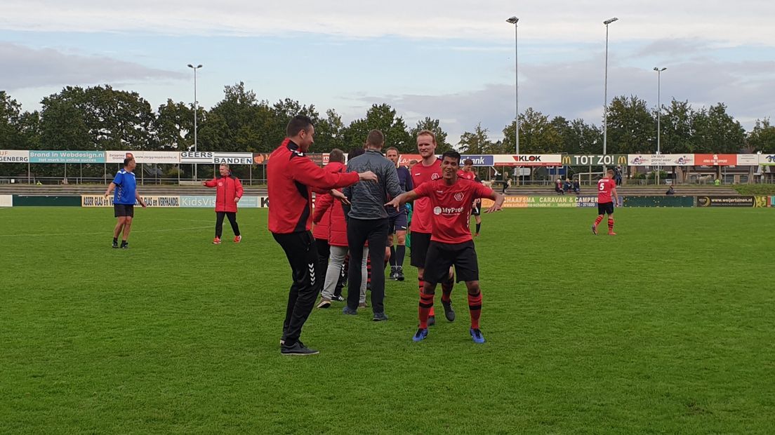 Achilles 1894, met drievoudig doelpuntenmaker Romario Tjong-A-Sie, viert feest na de zege op Lutten (Rechten: RTV Drenthe/Ger Hensen)