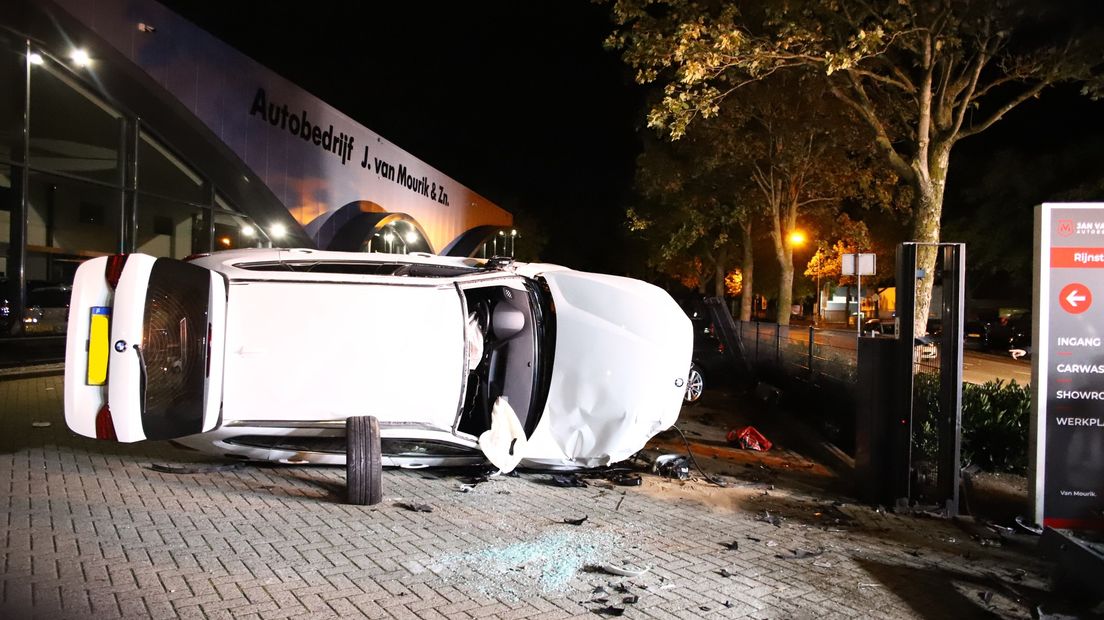 De gekantelde auto in Geldermalsen.