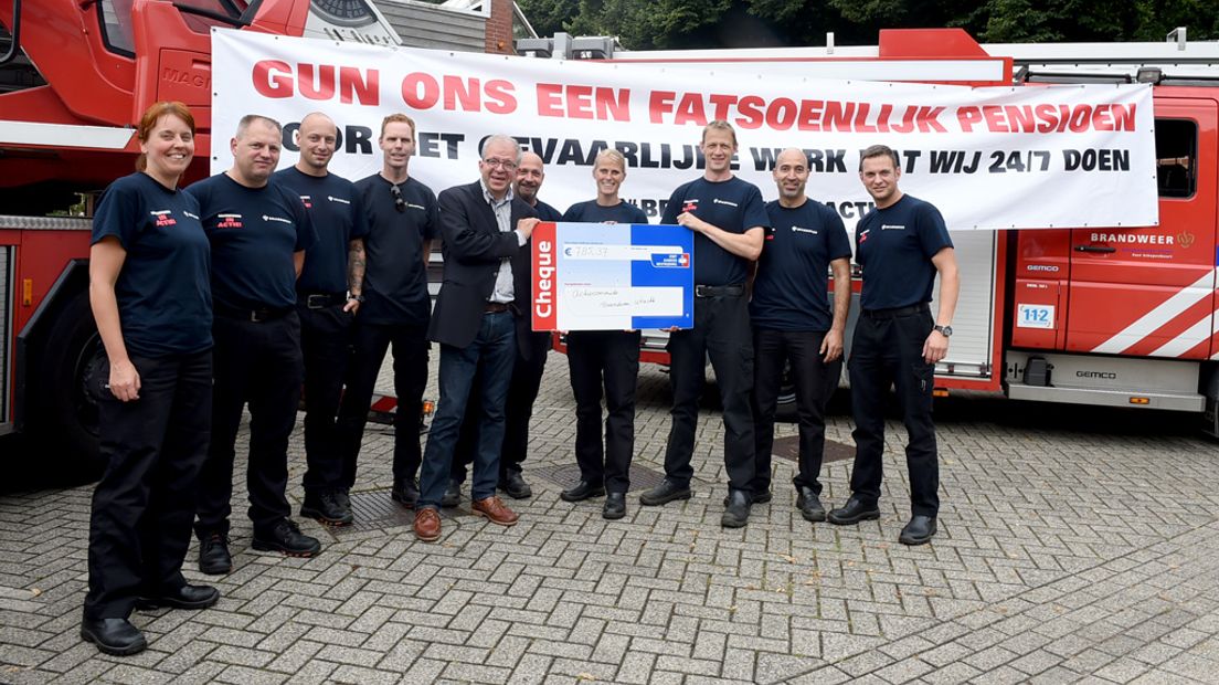 De brandweerlieden haalden 785,37 euro op voor het KWF.