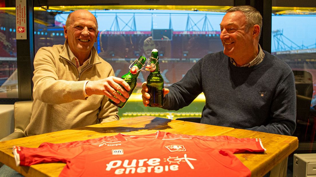 Technisch directeur Jan Streuer en trainer Ron Jans proosten op de contractverlenging bij FC Twente