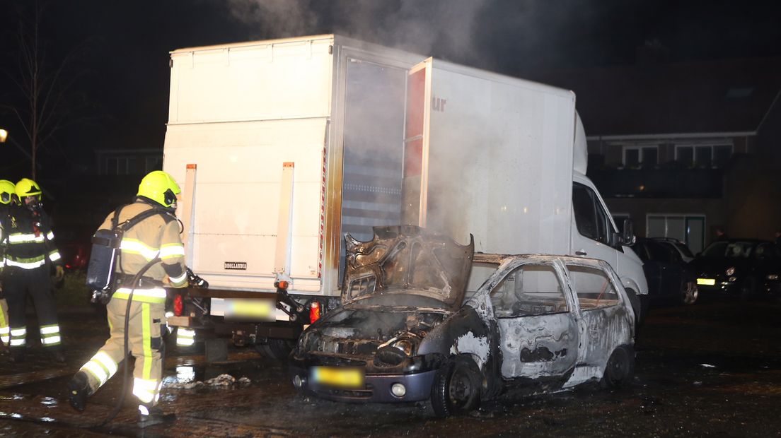 Op de Mariahof in Culemborg is zaterdagavond een auto in vlammen opgegaan. Ook een kleine vrachtwagen raakte beschadigd.