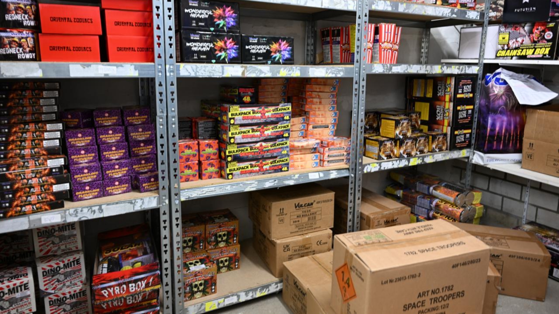 Vuurwerk bij een verkooppunt in Leek