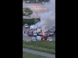 Flinke vlammen en rook bij de brand in de bestelbusjes