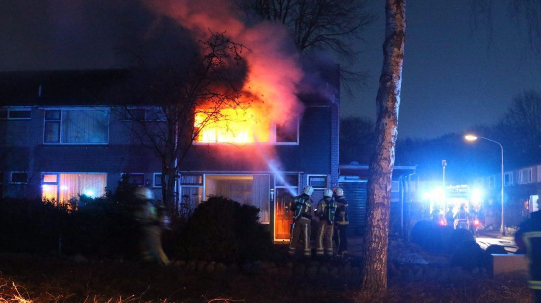 De vlammen slaan op de bovenverdieping naar buiten (Rechten: Persbureau Meter)