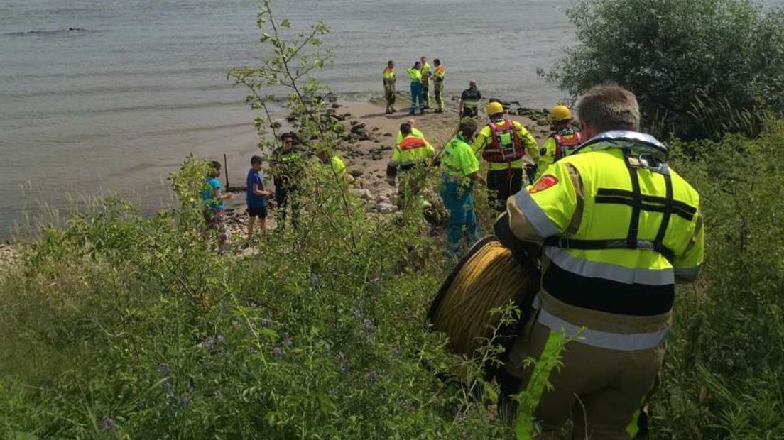 In de Waal bij Tiel is donderdagavond het lichaam gevonden van de 13-jarige jongen die daar eerder op de dag verdween. Het is al de derde keer deze week dat er in de rivier een dode zwemmer wordt aangetroffen.