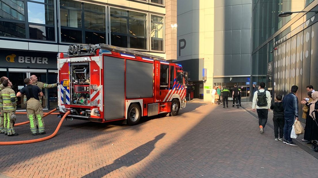 Brand op het dak van parkeergarage La Vie