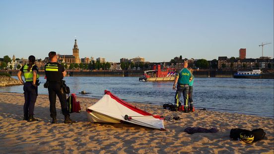 Omstanders redden drenkeling uit de Waal