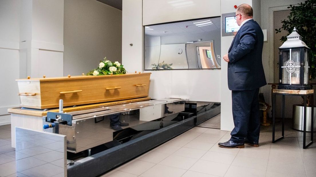 Een doodskist in de crematieruimte in een crematorium.