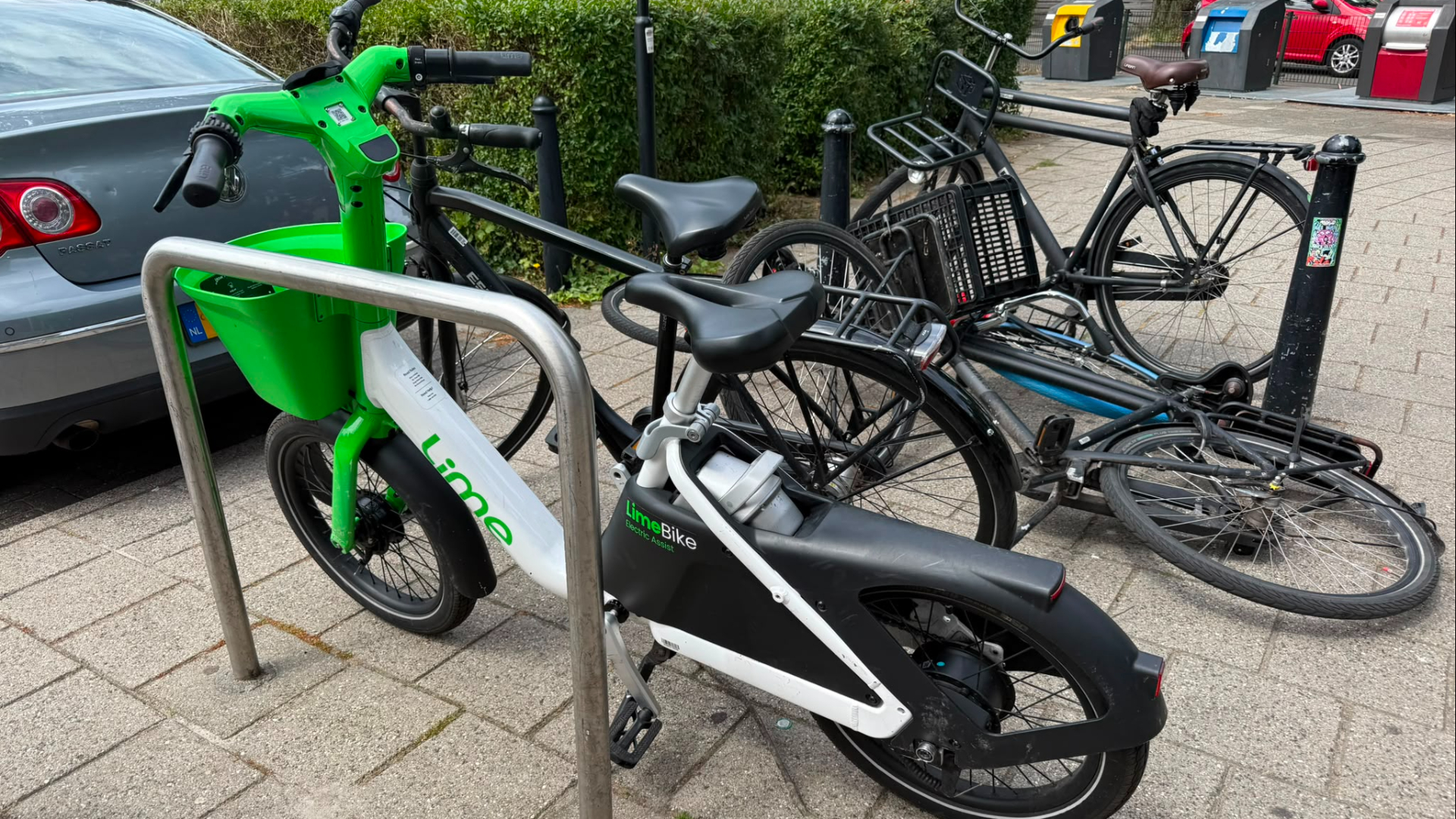 Zorgen om overlast Lime-deelfietsen: lukraak geparkeerd, stoepen soms geblokkeerd