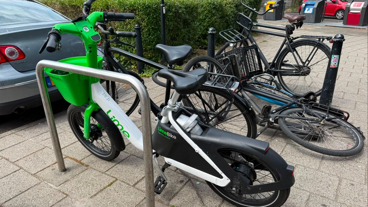 Politiek vraagt om actie tegen verkeerd parkeren van e-bikes