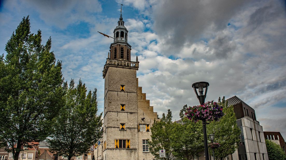 Wolken achter het stadhuis van Hulst