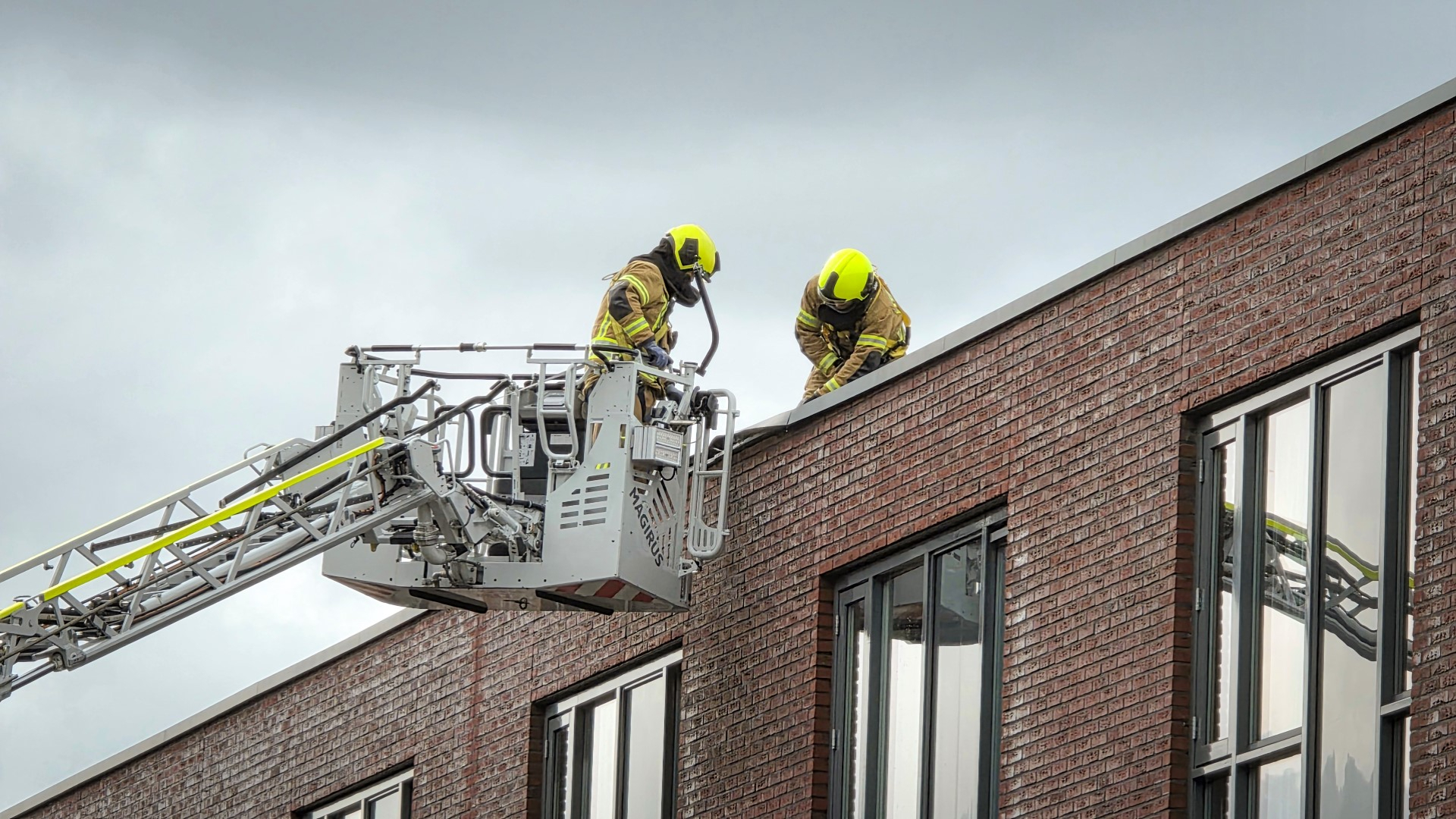 Om goed bij de brandhaar te komen, moest het dak open.