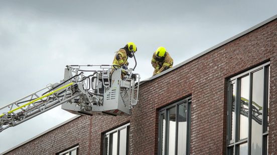 Brandweer opent dak voor brand in kruipruimte