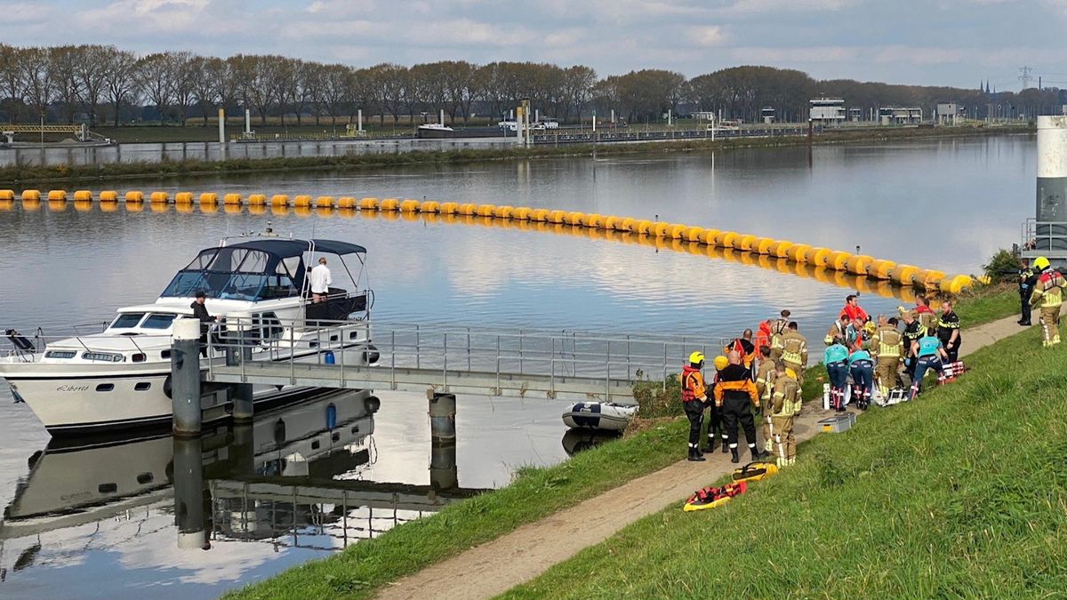 Visser valt uit bootje op de Maas en zit vast aan motorschroef: slachtoffer gewond naar ziekenhuis