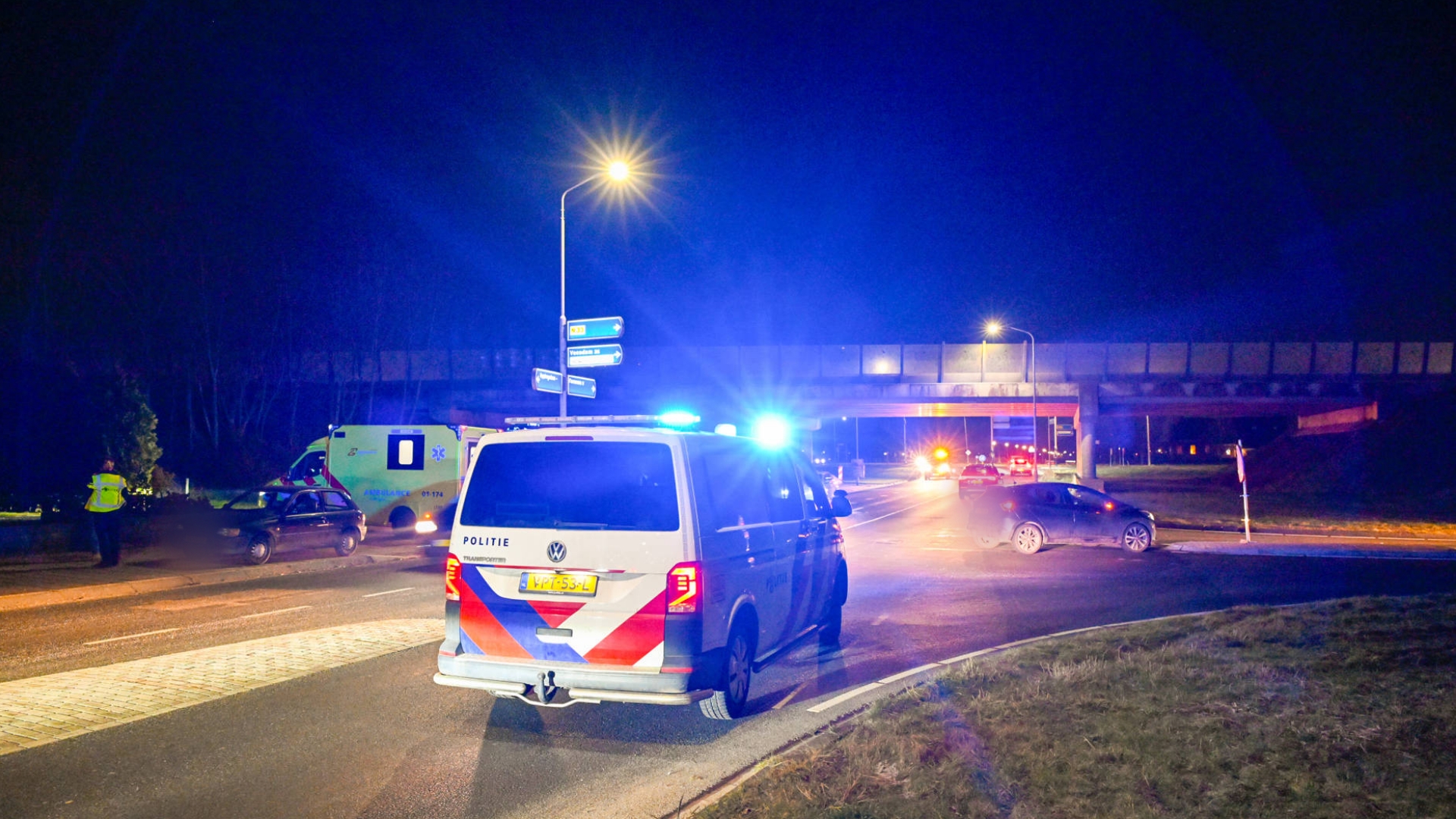 Auto total loss na brand • harde botsing op dijk.