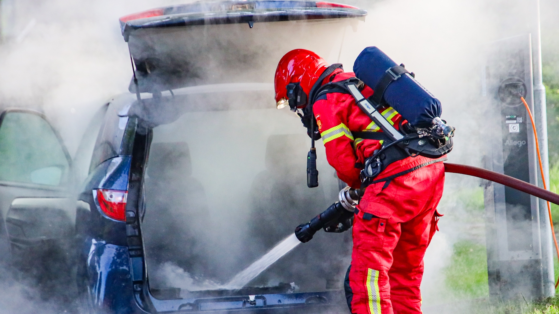 112-nieuws: Elektrische auto vliegt in brand tijdens laden in Leek