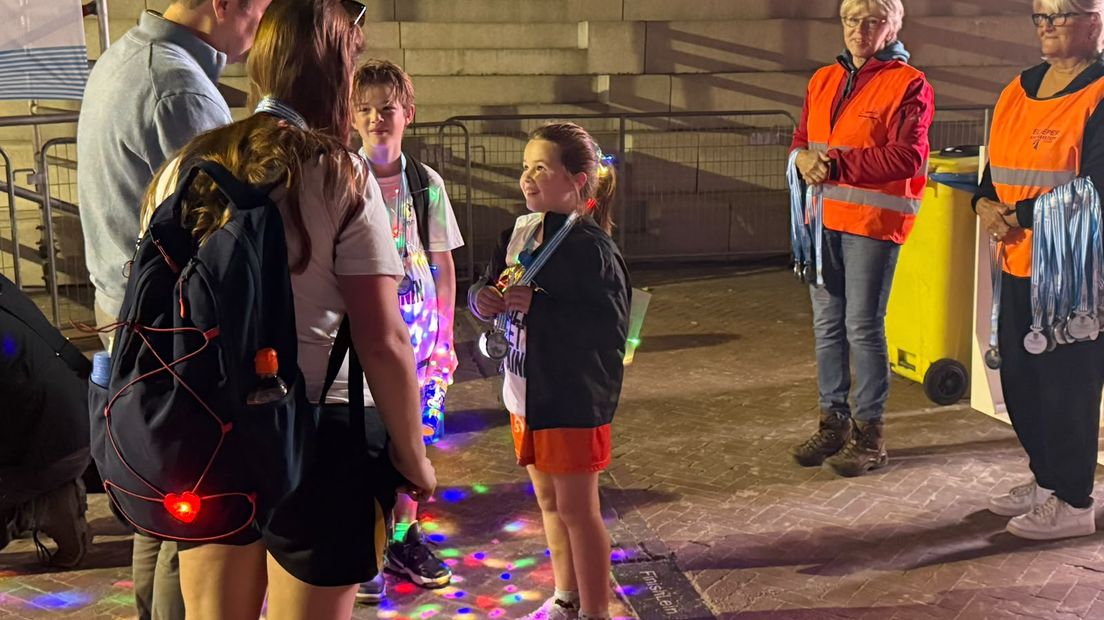 Lieve (9) heeft de Light Kustrun gelopen met haar broer Joah (12) en moeder Mariëlle