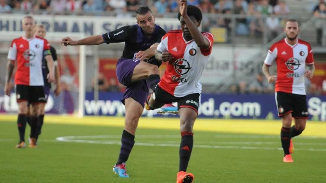 Laghmouchi in duel met Feyenoorder Nelom