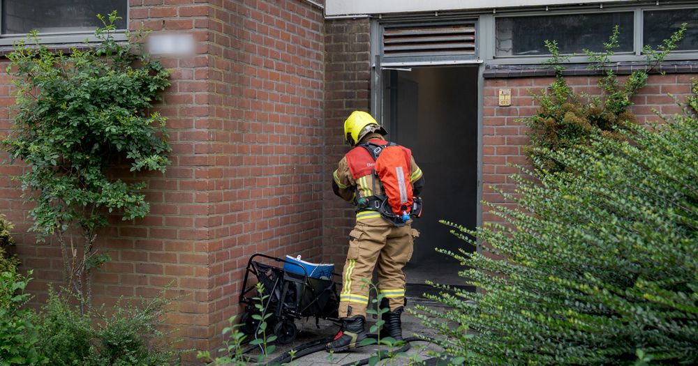 Brand breekt uit in kelderbox, portiek vol rook - Rijnmond