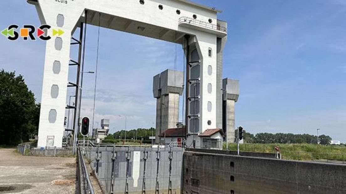 Grote oefening scheepvaartincident bij de Prins Bernhardsluizen in Tiel