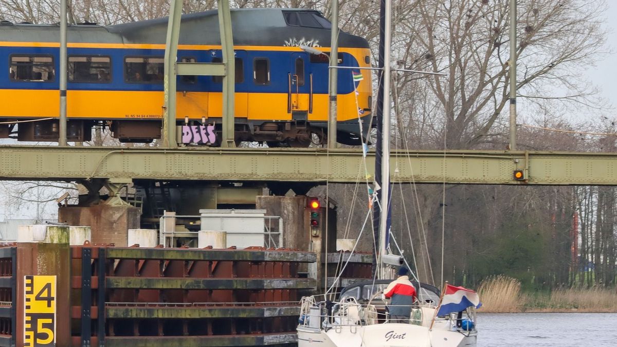 112-nieuws: Code oranje vanwege onweersbuien | Auto in de sloot bij Oldetrijne