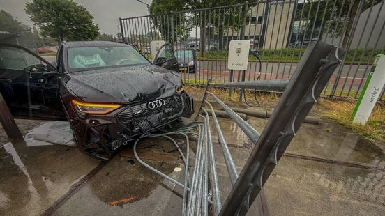 Auto ramt hek na ongeluk. Auto ramt hek na ongeluk.